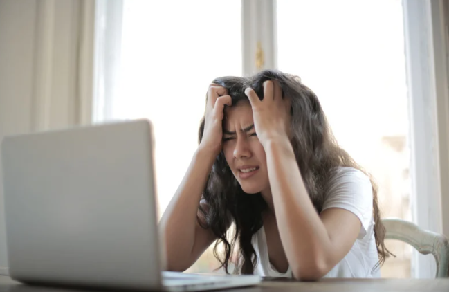 toxic gut, usus penuh racun, sembelit dan kulit bermasalah, brain fog karena usus, bau mulut usus kotor, cara alami detoks usus, makanan untuk membersihkan usus, gut health wanita.